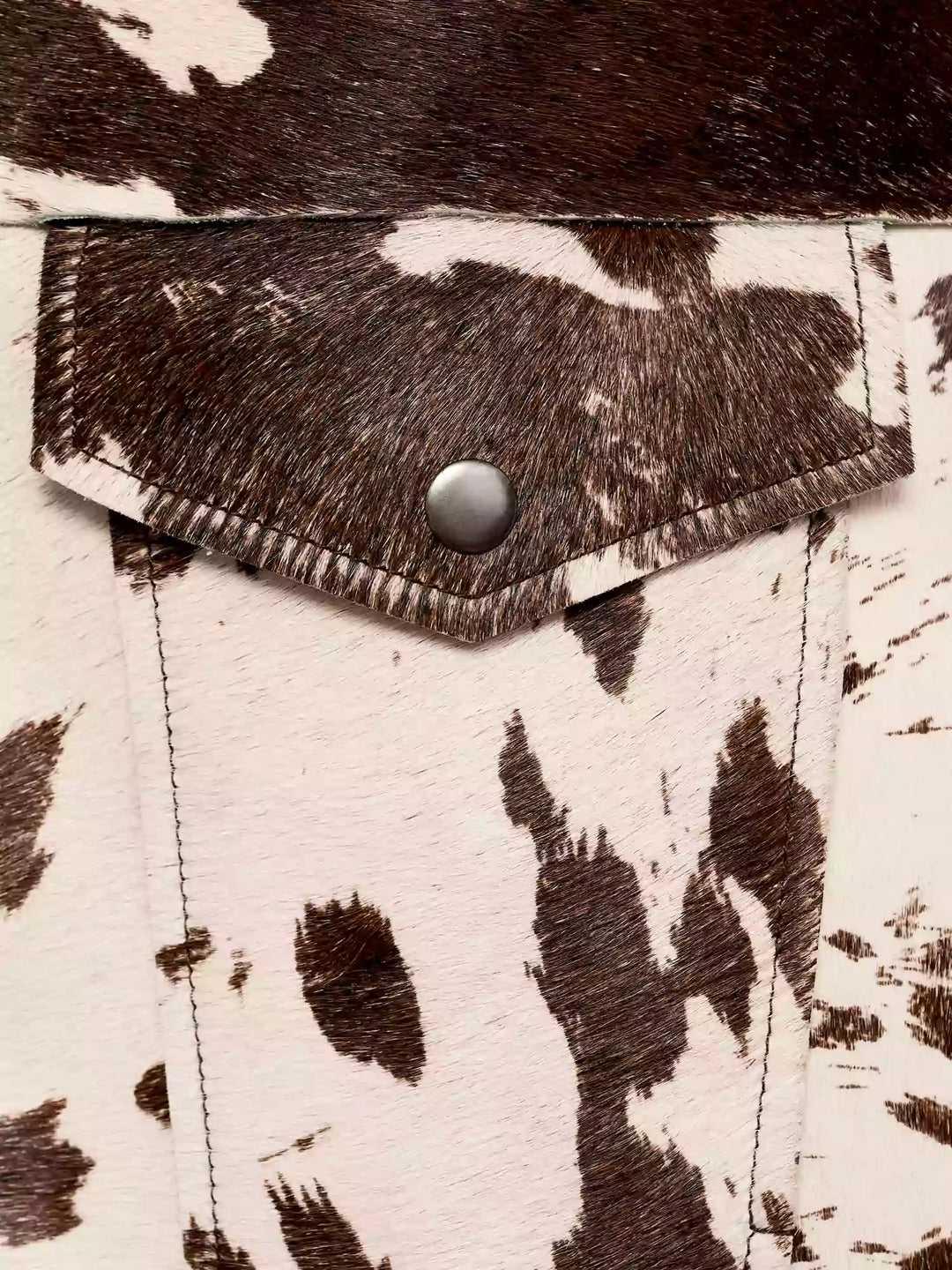Fiona Giacca Donna con Stampa Mucca – Giacca Statement in Ecopelliccia di Lusso con Chiusura a Bottoni