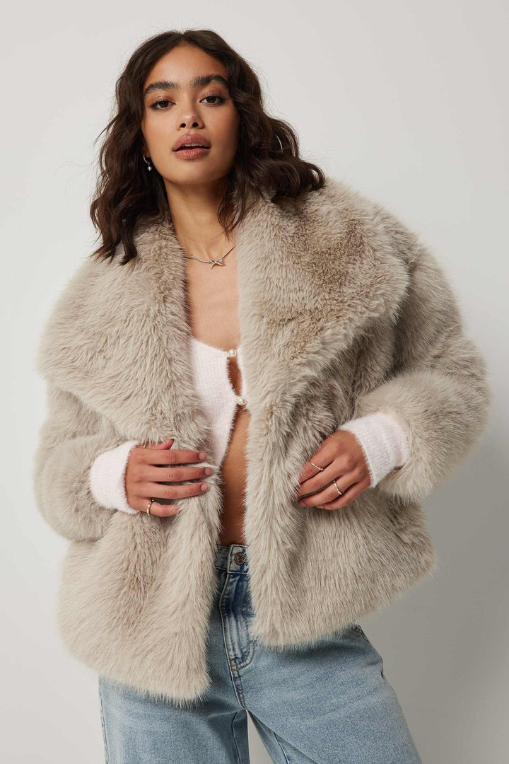 Helen Giacca Faux Fur Donna – Cappotto Corto Chic con Revers Ampio e Look Elegante