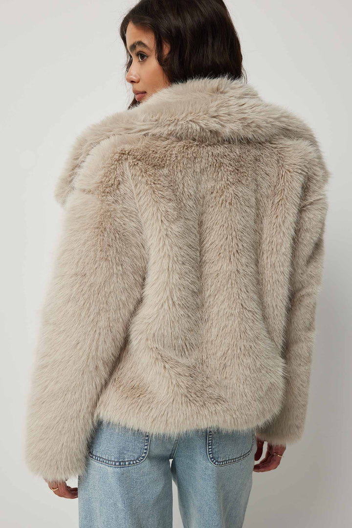 Helen Giacca Faux Fur Donna – Cappotto Corto Chic con Revers Ampio e Look Elegante